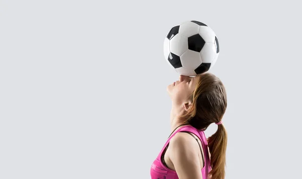bir futbol topu ile genç kız