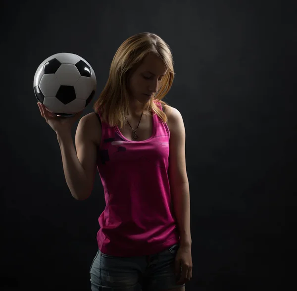 Menina adolescente com uma bola de futebol — Fotografia de Stock