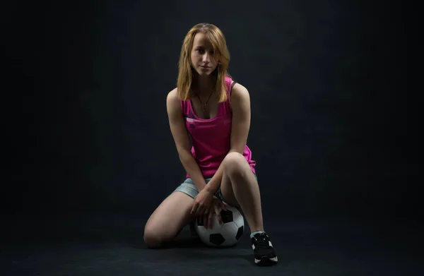 Adolescente chica con un fútbol pelota —  Fotos de Stock