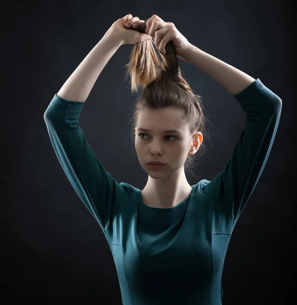 Vacker teen flicka med långt hår — Stockfoto