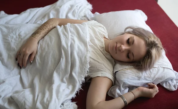 Девушка спит в спальне — стоковое фото