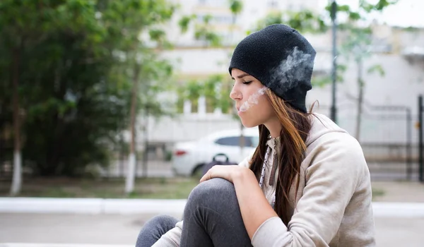 Ung flicka rökning cigarett — Stockfoto