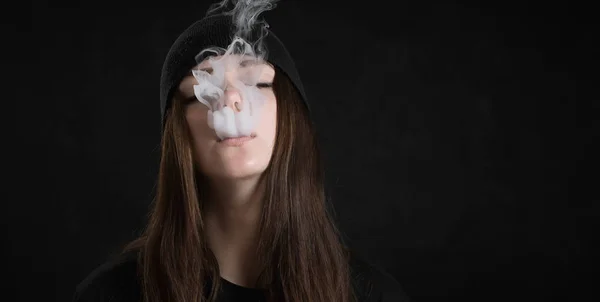 Moda donna fumo sigaretta — Foto Stock