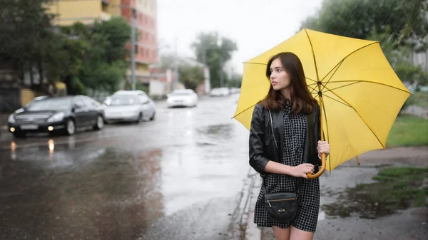 Mujer con paraguas amarillo — Foto de Stock