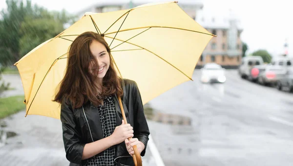 Femme avec parapluie jaune — Photo