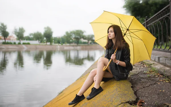 Mujer con paraguas amarillo — Foto de Stock