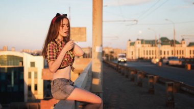  kadın sigara köprüde