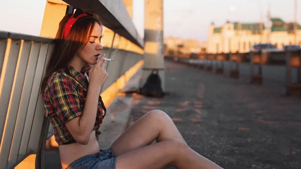 Žena kouří na mostě — Stock fotografie