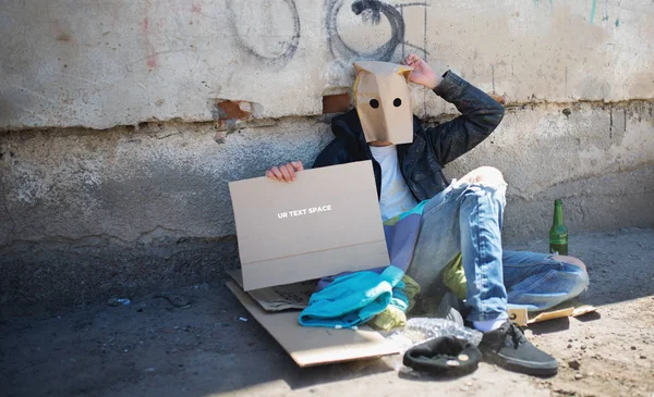 Um sem-abrigo com um saco de papel na cabeça — Fotografia de Stock