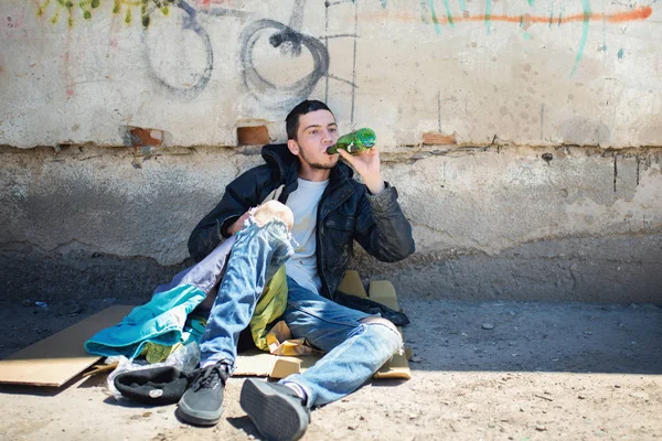 无家可归的人喝啤酒 — 图库照片