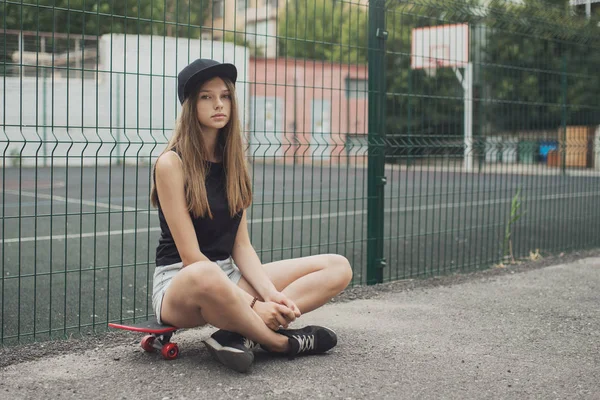 kaykay ile genç kadın 