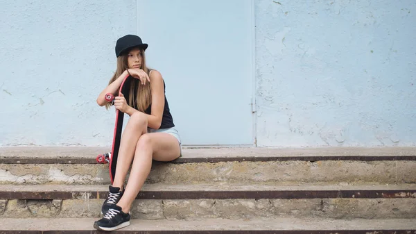 Mladá žena s skateboard — Stock fotografie