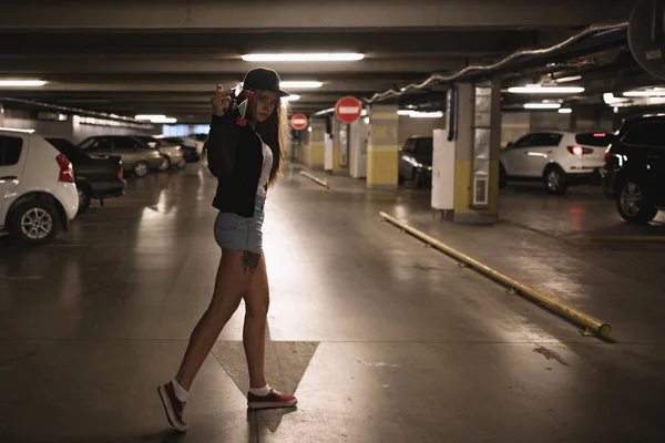 Mulher jovem com skate — Fotografia de Stock