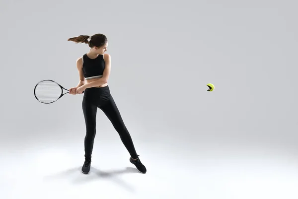 Piękna młoda kobieta tenisista — Zdjęcie stockowe