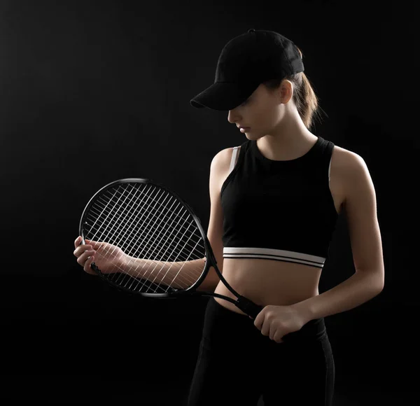 Hermosa joven jugadora de tenis — Foto de Stock