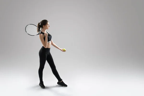 Piękna młoda kobieta tenisista — Zdjęcie stockowe