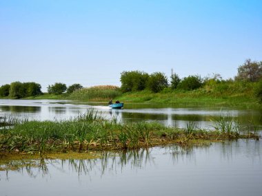 Güzel nehir ve tekne