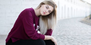 genç ve güzel kadın açık havada