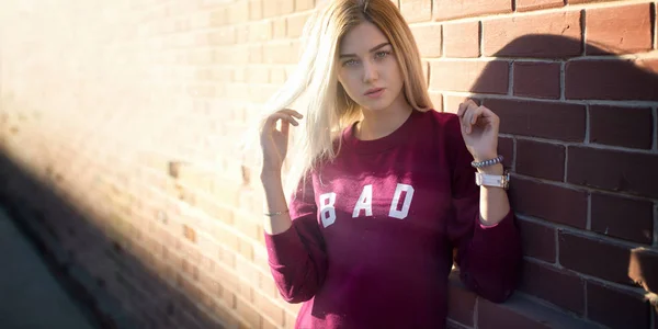 Mujer bastante joven al aire libre — Foto de Stock