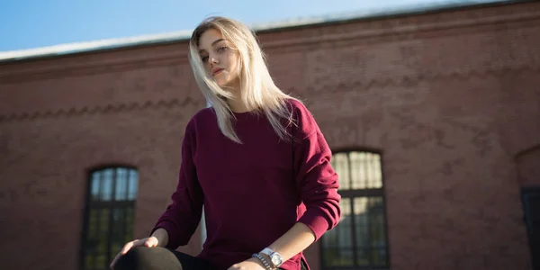 Pretty young woman outdoors — Stock Photo, Image