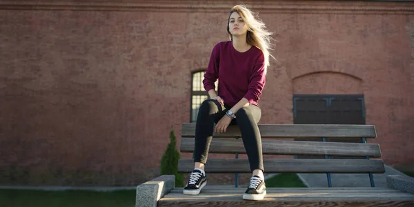 Mujer bastante joven al aire libre — Foto de Stock