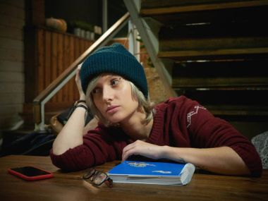 kitap ve cep telefonu olan kadın