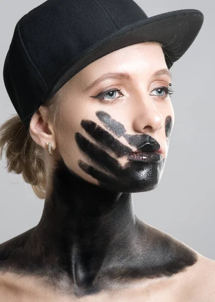 Frau Mit Hut Mit Schwarzen Handspuren Gesicht — Stockfoto