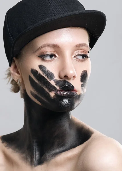 Vrouw Hoed Met Zwarte Sporen Van Hand Gezicht — Stockfoto