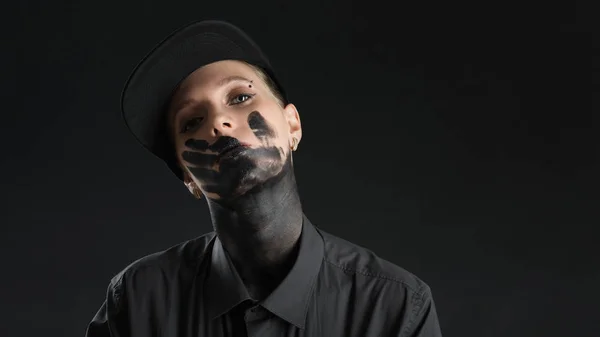 Woman Black Shirt Hat Black Trace Hand Face — Stock Photo, Image