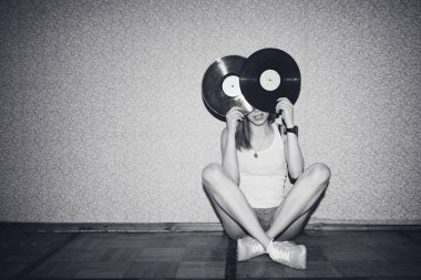 retro müzik kayıtları ahşap katta oturan kadınla 