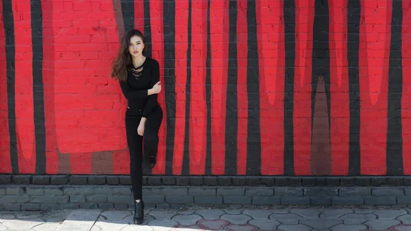 Atractivo Adolescente Negro Ropa Posando Sobre Rayas Pared Fondo — Foto de Stock