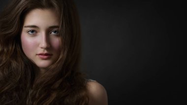 yakın çekim portre siyah zemin üzerine mavi gözlü güzel kadın