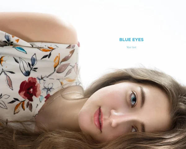 Közeli Portré Aranyos Kék Szemű Fehér Ruha Színes Virágok — Stock Fotó