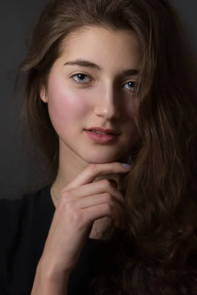 Retrato Cerca Mujer Linda Con Ojos Azules Sobre Fondo Negro —  Fotos de Stock