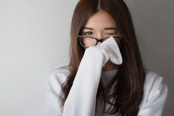 Vista Cortada Jovem Mulher Vestindo Óculos Escondendo Lábios Com Manga — Fotografia de Stock