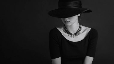 Tek renkli siyah elbise ve şapka genç kadın portresi 