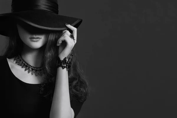 Монохромний Портрет Молодої Жінки Чорному Одязі Капелюсі — стокове фото
