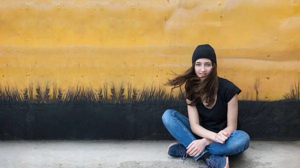 Schöne Teenager Mädchen Schwarzem Hemd Und Hut Posiert Freien — Stockfoto