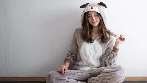 katta oturan bir kigurumi Kostüm giymiş genç kız