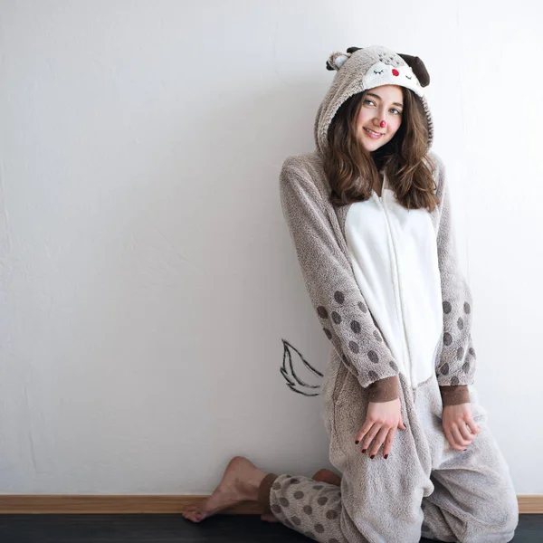 Cute Nastoletnie Dziewczyny Ubrany Strój Kigurumi Pozowanie — Zdjęcie stockowe