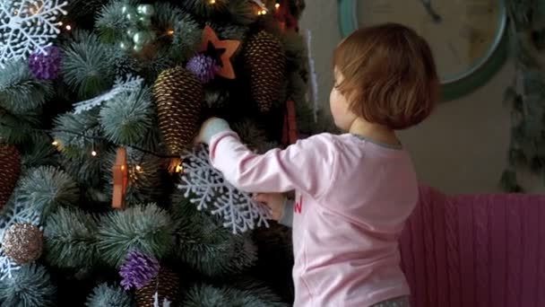 Η οικογένεια διακοσμεί χριστουγεννιάτικο δέντρο — Αρχείο Βίντεο