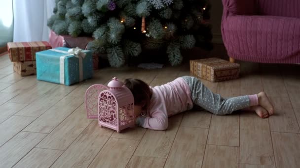 Los niños pequeños disfrutan de los regalos en el árbol de Navidad — Vídeos de Stock