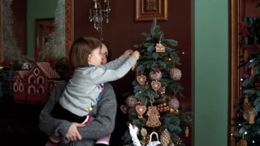 Aile Noel ağacı süsle