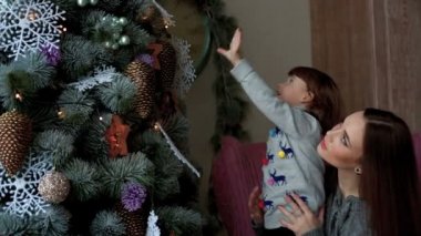 Aile Noel ağacı süsle