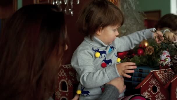 A família decora a árvore de Natal — Vídeo de Stock