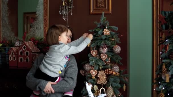 La familia decora el árbol de Navidad — Vídeo de stock