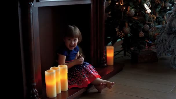 Feliz niña comiendo dulces — Vídeos de Stock