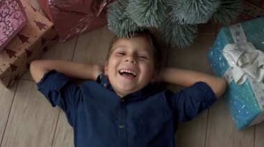 Küçük çocukların hediyeleri Noel ağacı tadını çıkarın.