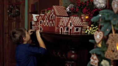 Küçük çocukların hediyeleri Noel ağacı tadını çıkarın.