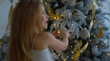 küçük kız Noel ağacı süsleme